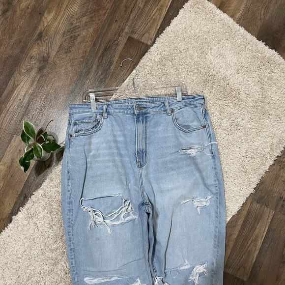 American Eagle Versatile Trendy Light Wash Distressed High Rise Ankle Mom Jeans - Picture 2 of 7